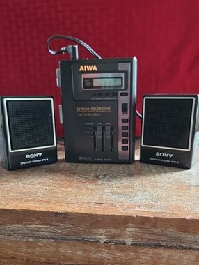 AIWA HS-J470 Walkman Cassette Recorder & Sony SRS-3 Mini Speakers (BIN 010)